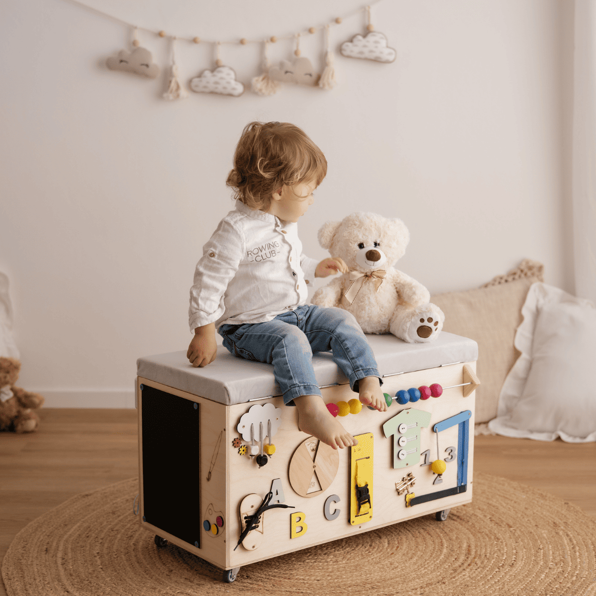 Montessori-Spielzeugkiste mit vielfältigen Aktivitäten