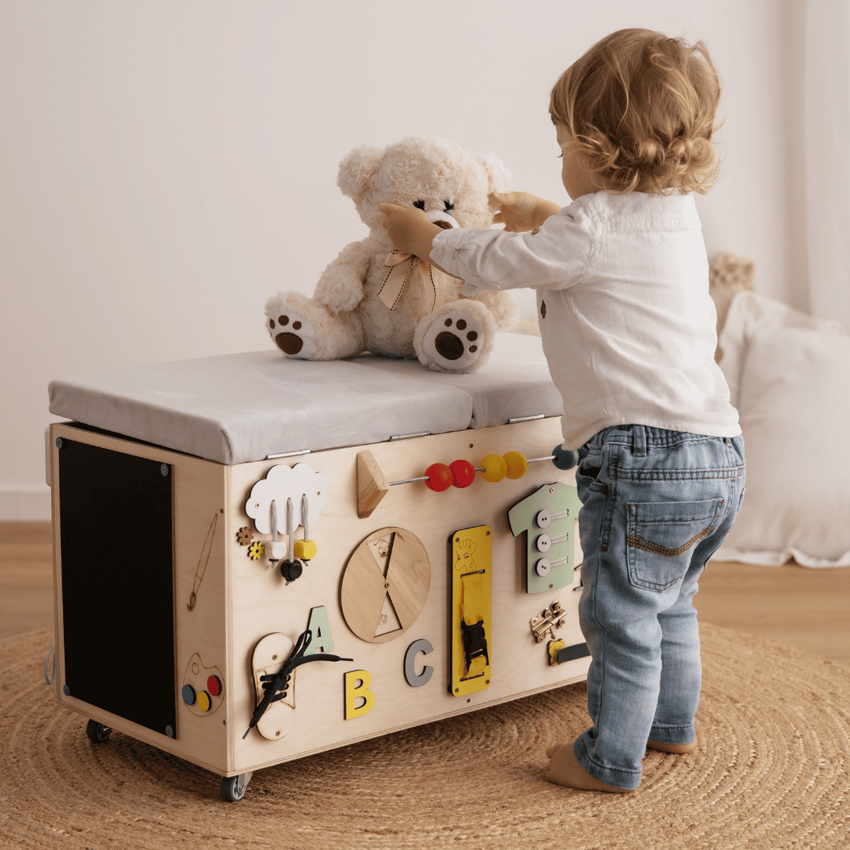 Montessori-Spielzeugkiste mit vielfältigen Aktivitäten