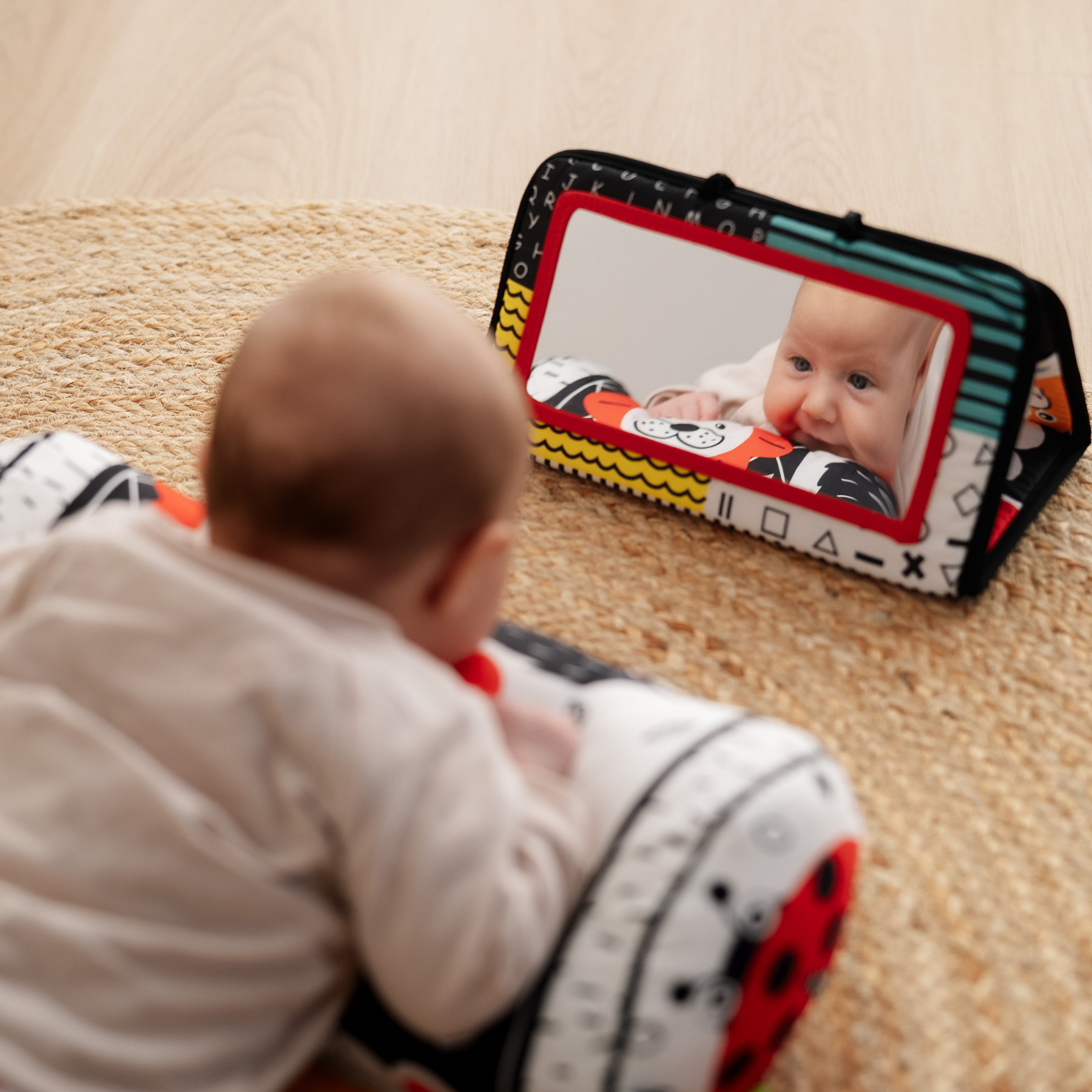 Montessori-Spiegelspiel für die Bauchlage