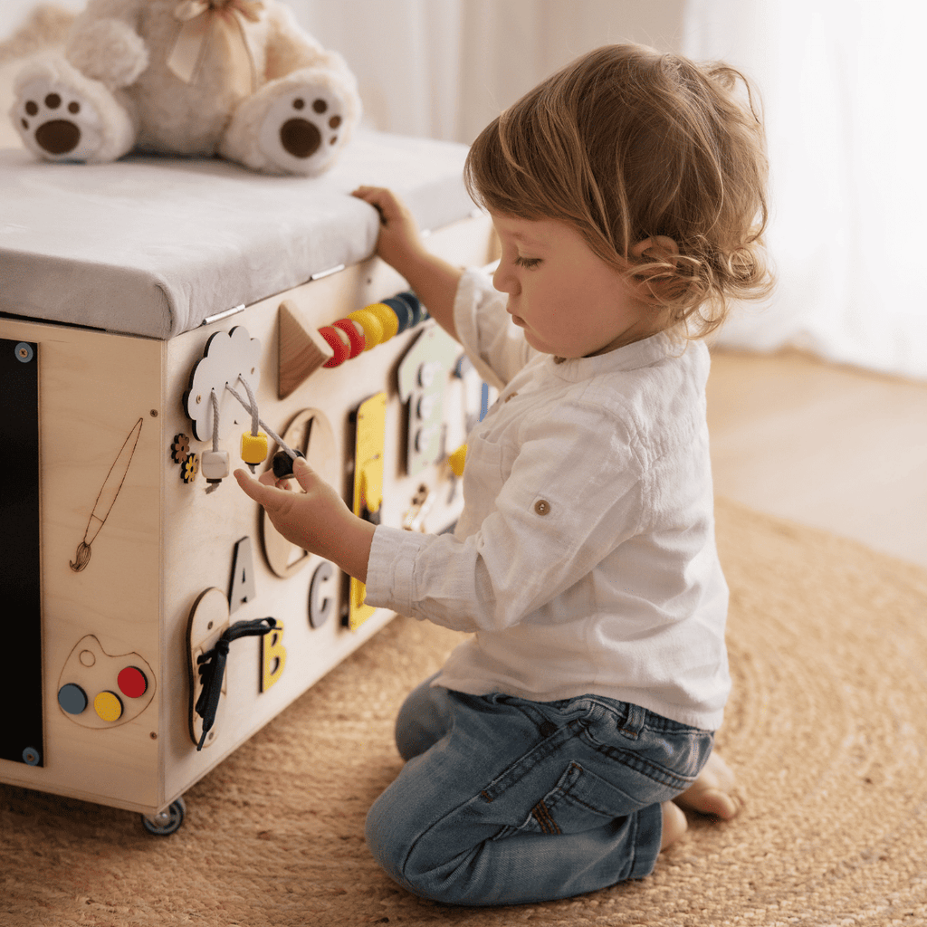 Montessori-Spielzeugkiste mit vielfältigen Aktivitäten