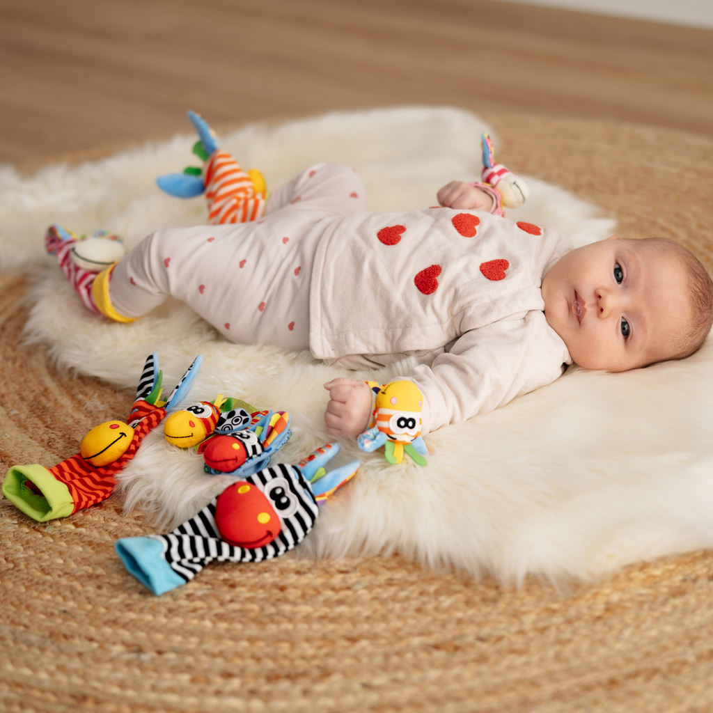Set mit Neugeborenen-Glöckchen, Söckchen und Armbändern