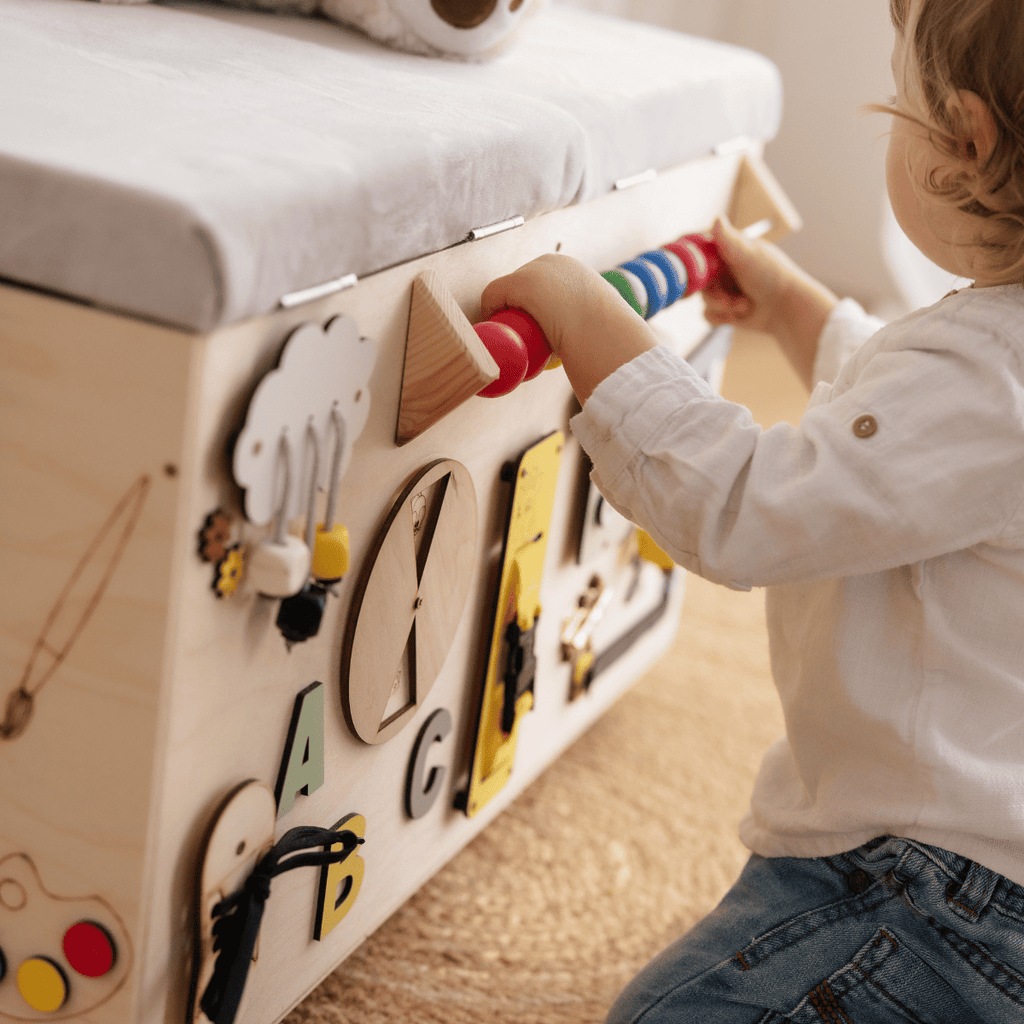 Montessori-Spielzeugkiste mit vielfältigen Aktivitäten