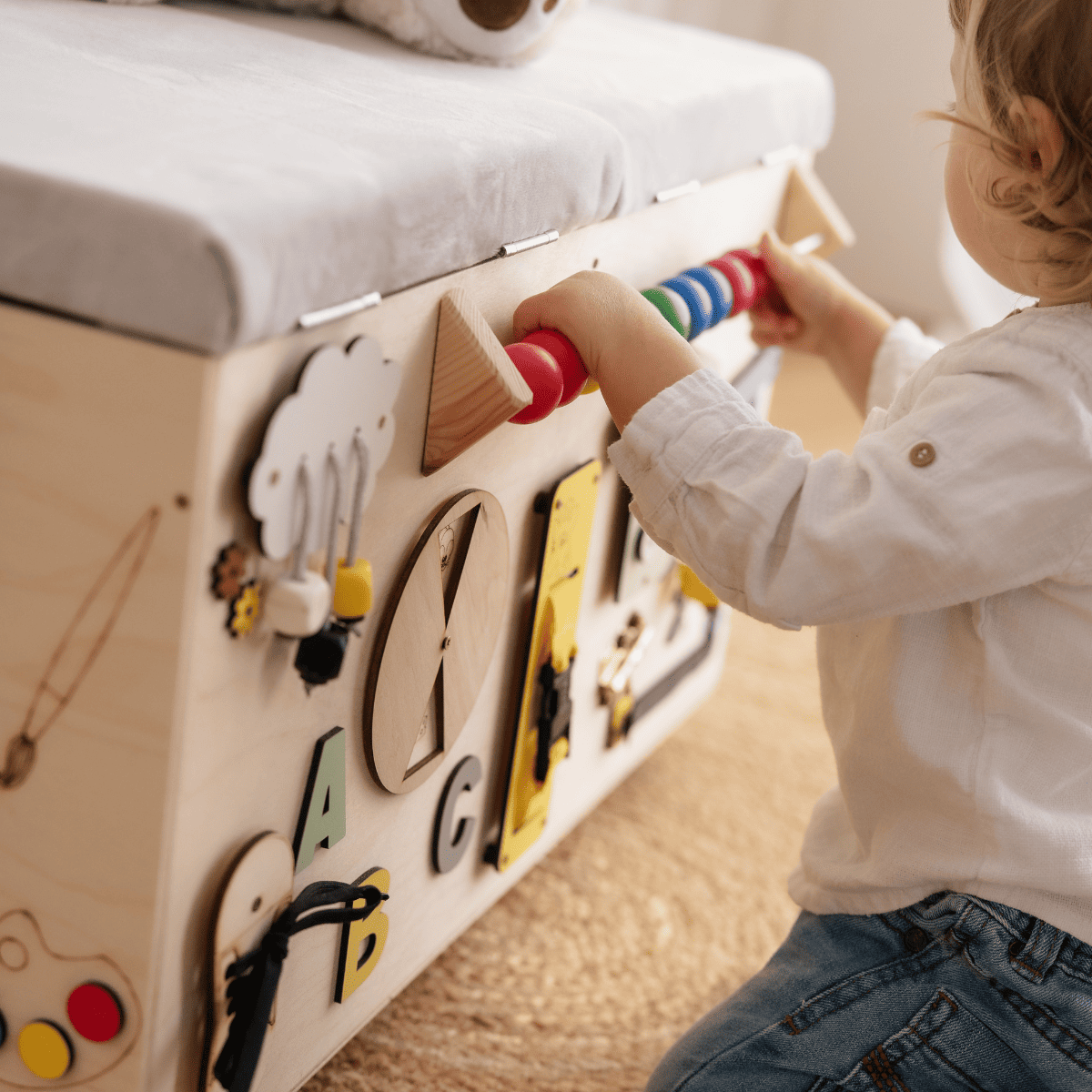 Montessori-Spielzeugkiste mit vielfältigen Aktivitäten
