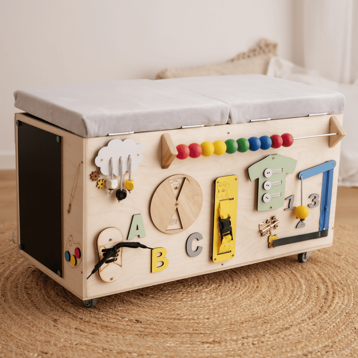 Montessori-Spielzeugkiste mit vielfältigen Aktivitäten