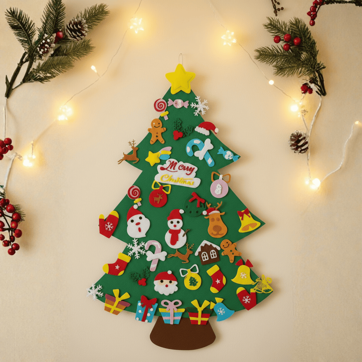 Weihnachtsbaum aus Filz mit Dekorationen