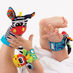 Set mit Neugeborenen-Glöckchen, Söckchen und Armbändern